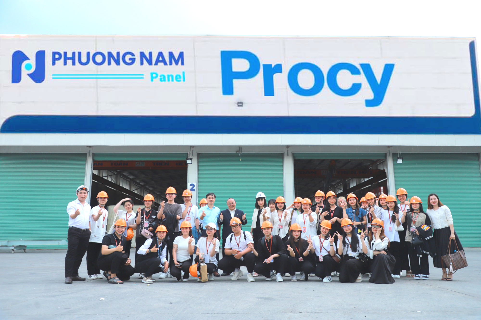 PNP | WELCOMING STUDENTS OF YERSIN UNIVERSITY DA LAT TO EXPERIMENT AT PHUONG NAM PANEL FACTORY