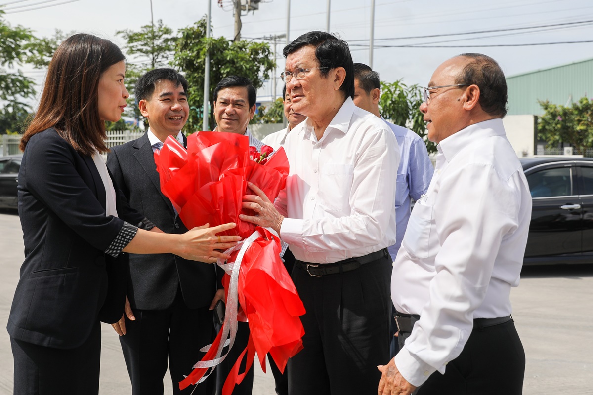 Nguyên Chủ tịch Nước Trương Tấn Sang thăm, động viên cán bộ, nhân viên Nhà máy panel Phương Nam